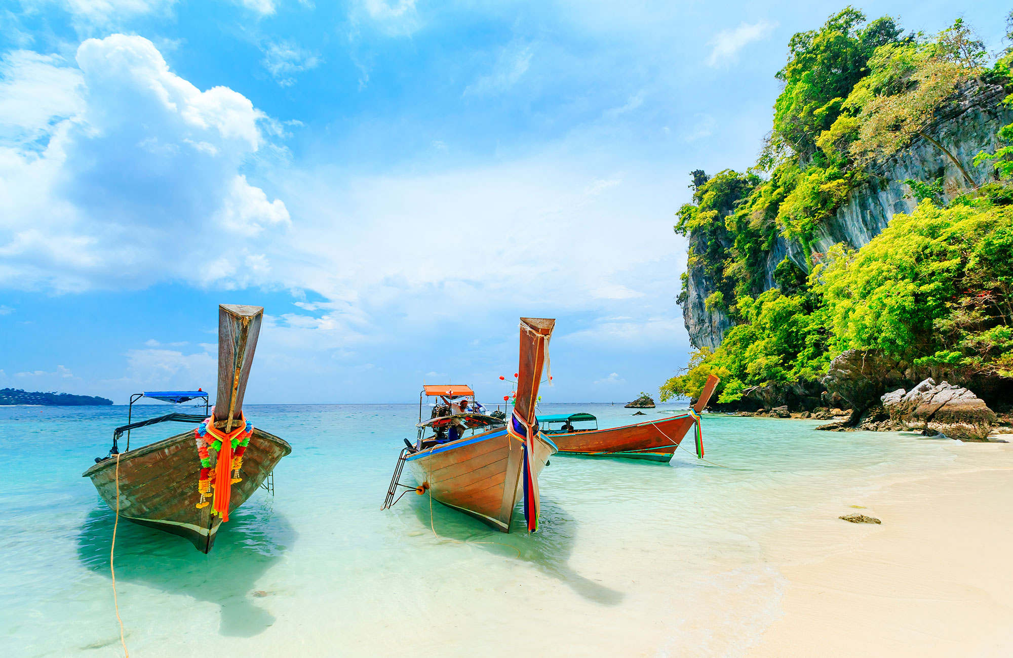 Bátar við Phi phi eyjar á tælandi