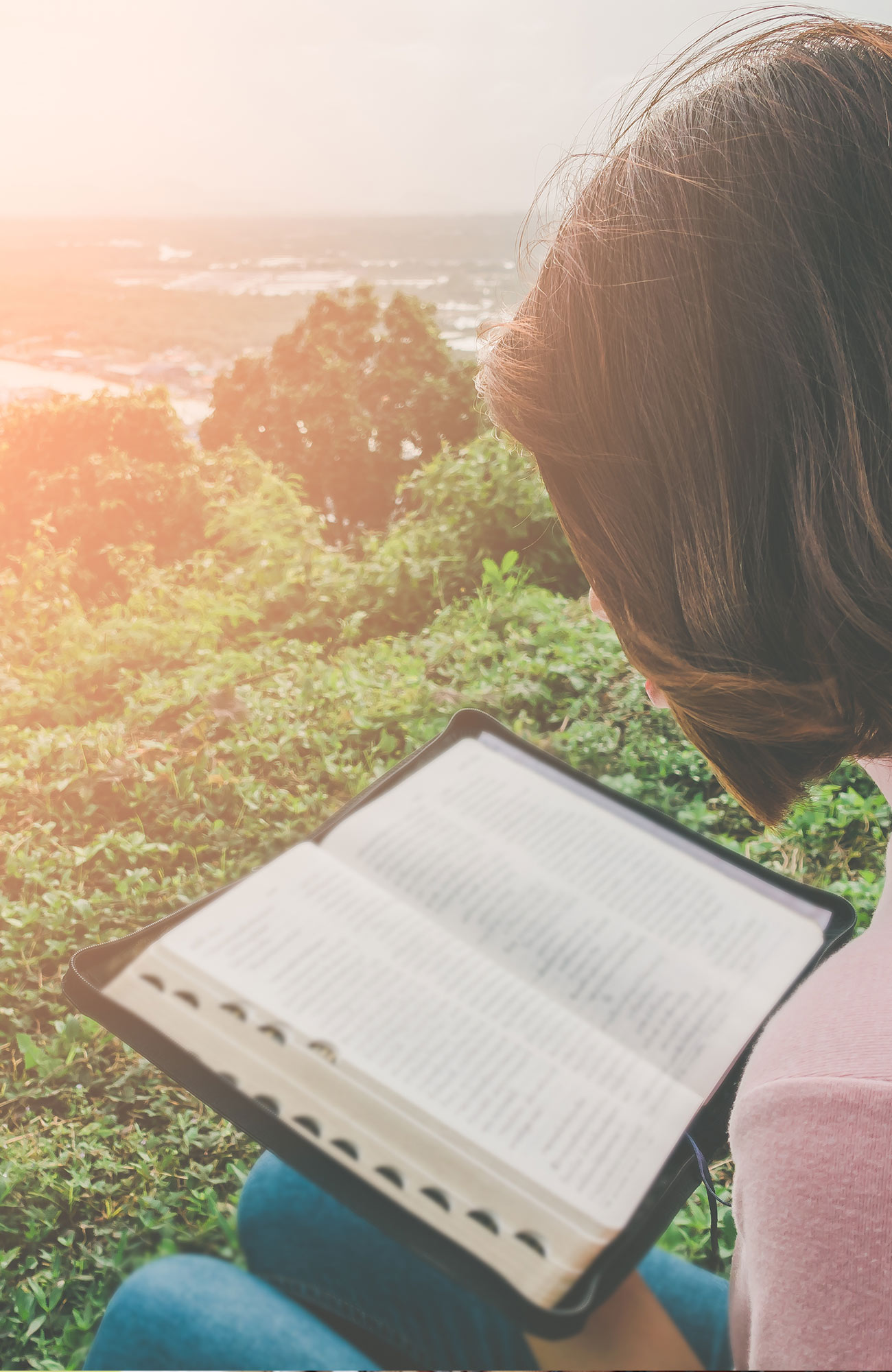kona að lesa bók með öðrum tungumálum sem hægt er að læra í málaskóla