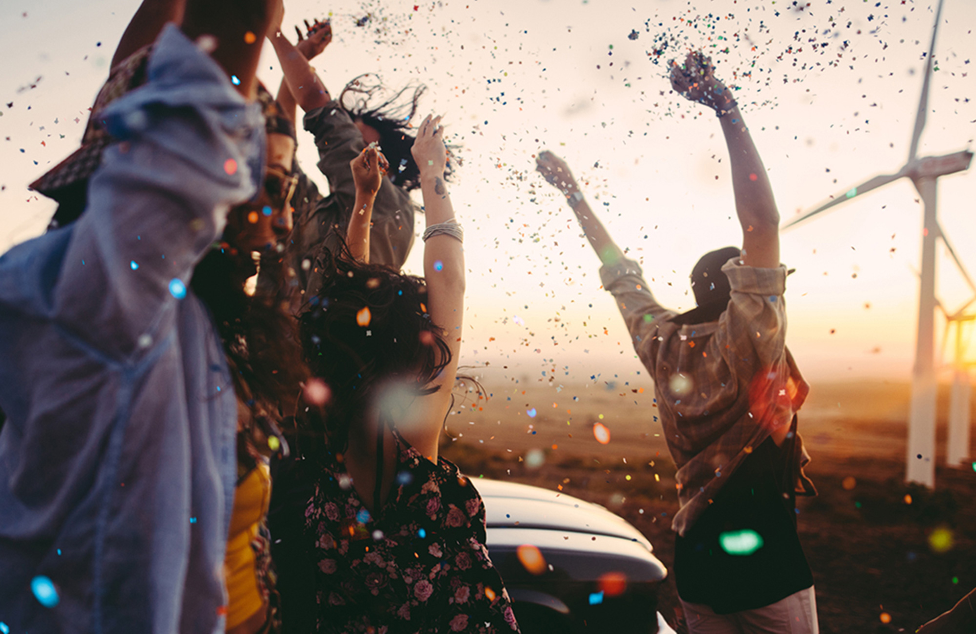 Fólk að fagna og kasta glimmeri upp í loftið - KILROY