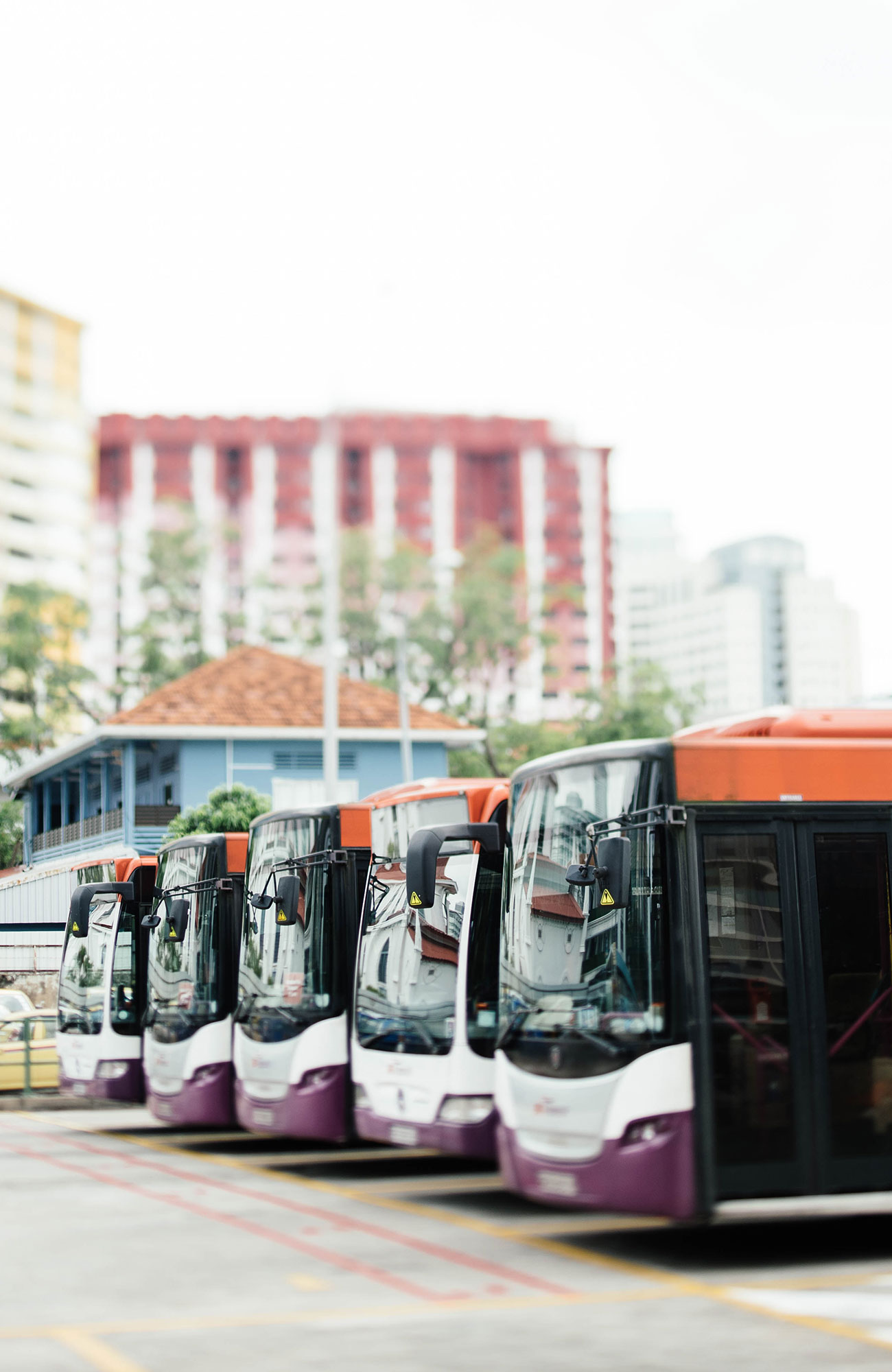 Maður með rútupassa að stíga upp í rútu