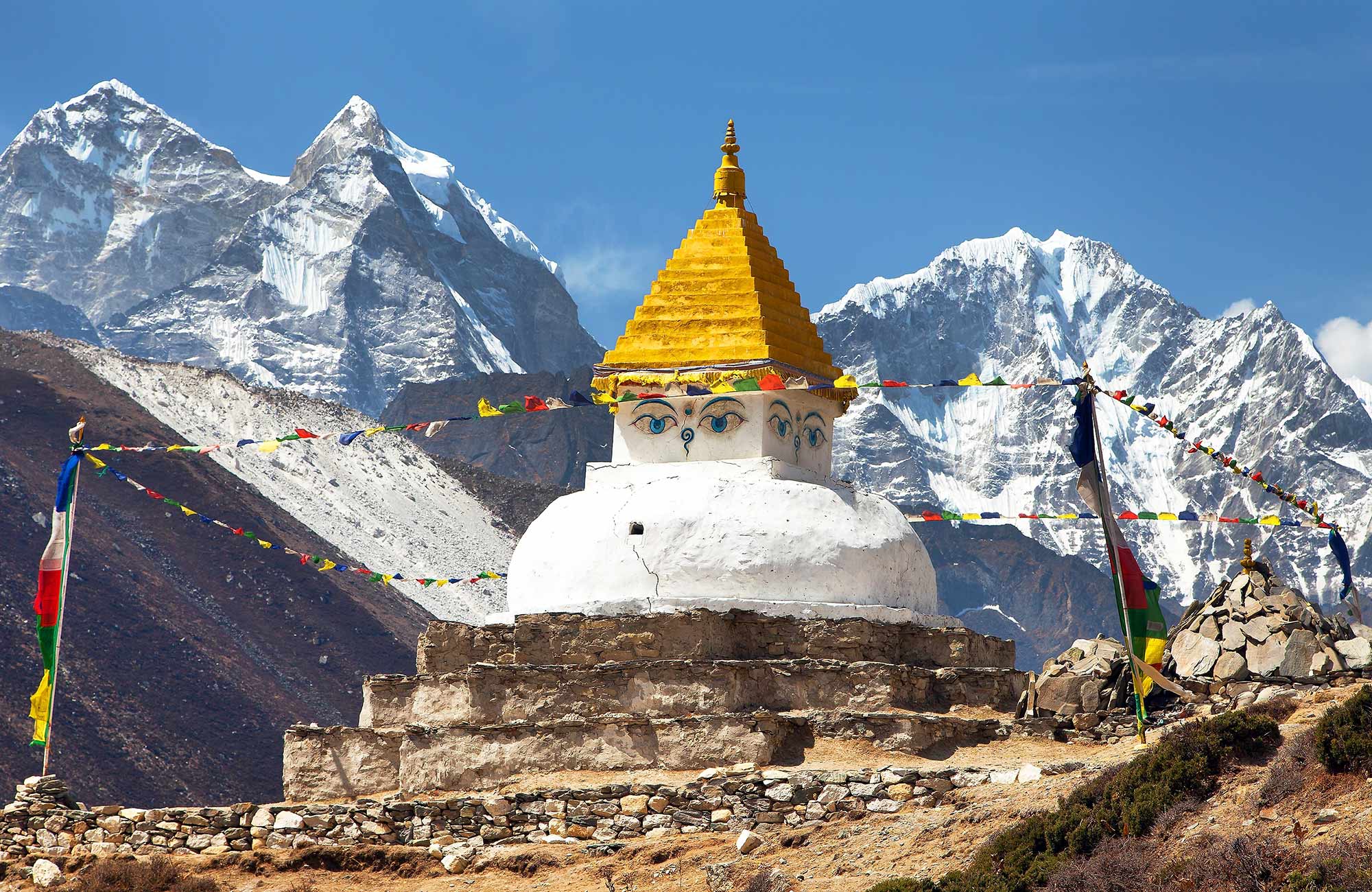 Tíbetskt búdda stupa nálægt þorpinu Dingboche í Himalajafjöllum í Nepal