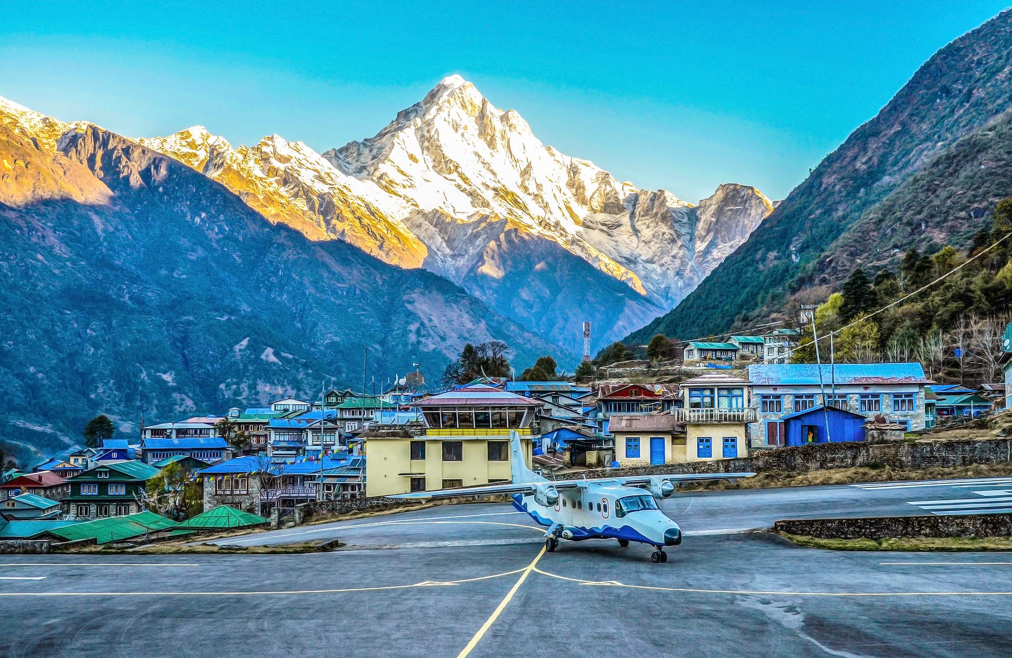 mount-everest-nepal-lukla-village