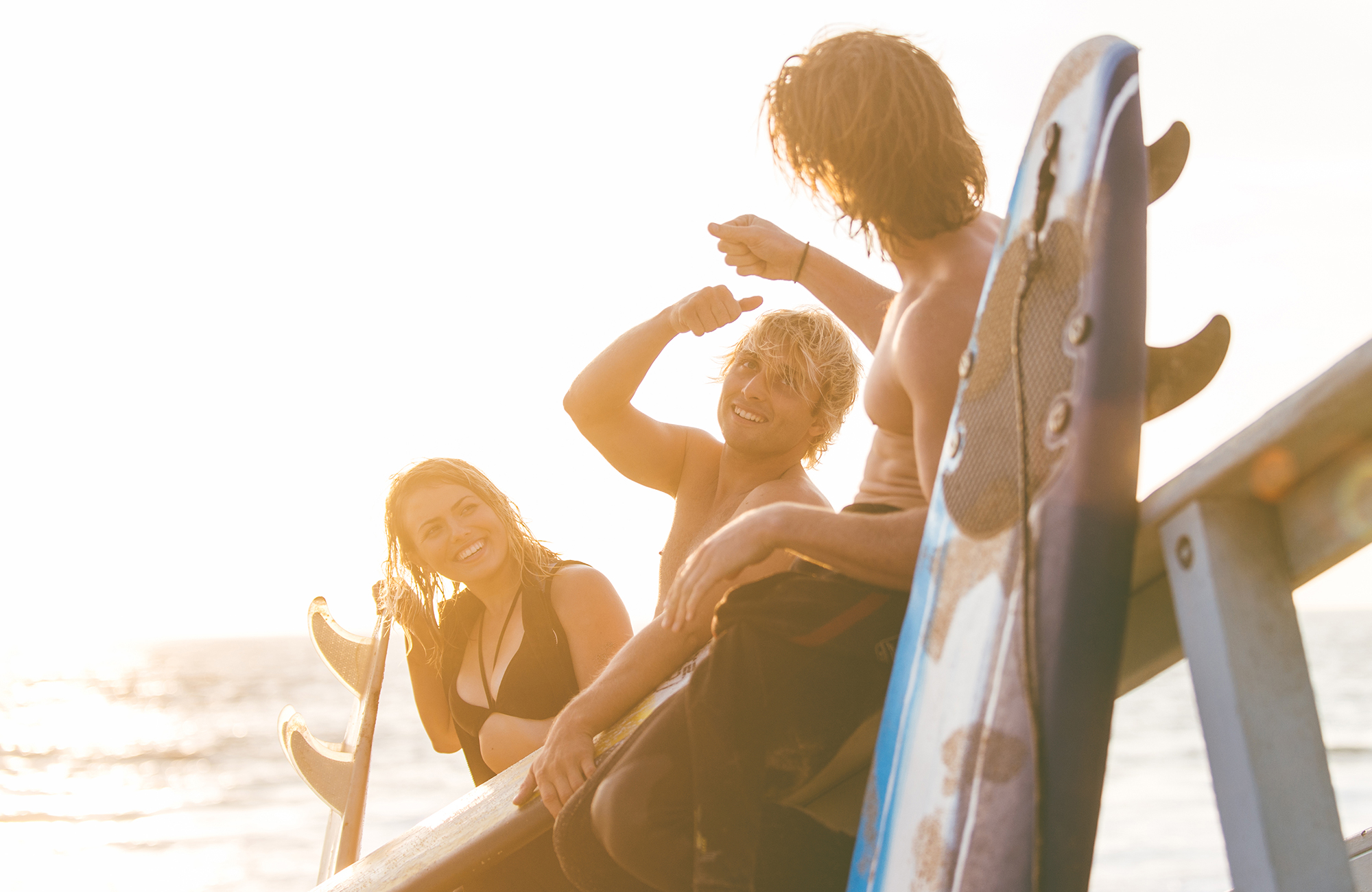 surfing-california-surfers-chilling-on-lifeguard-house-cover