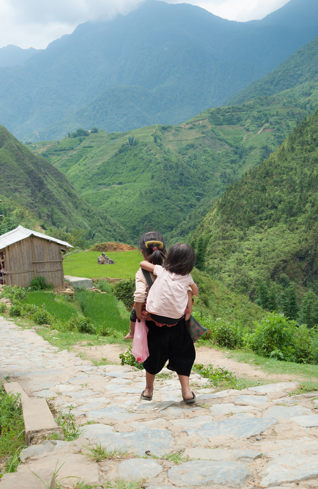 vietanam-sapa-cat-cat-village-kids-walking-downhill