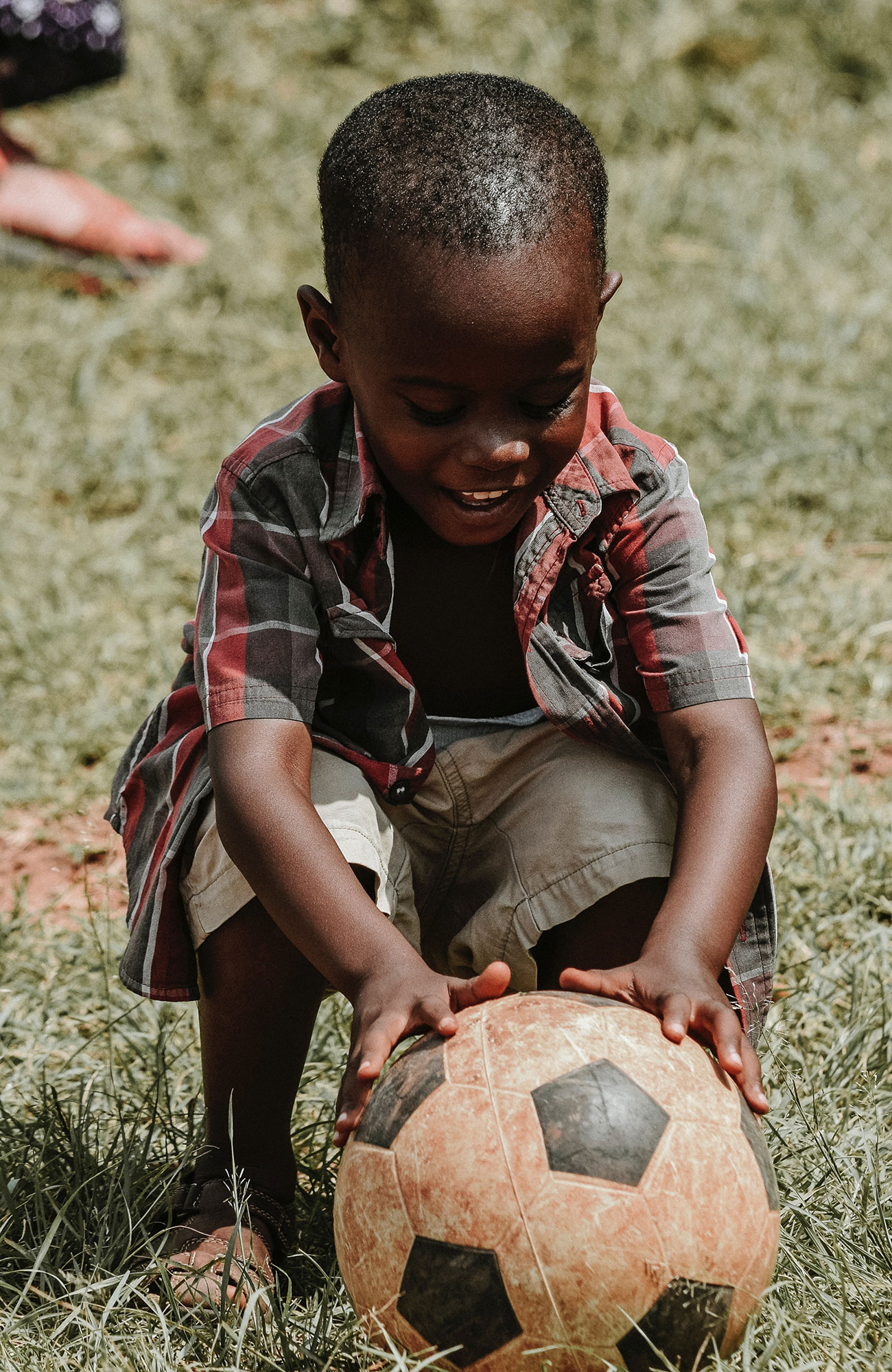 volunteering-africa-ghana-boy-with-football-sidebar