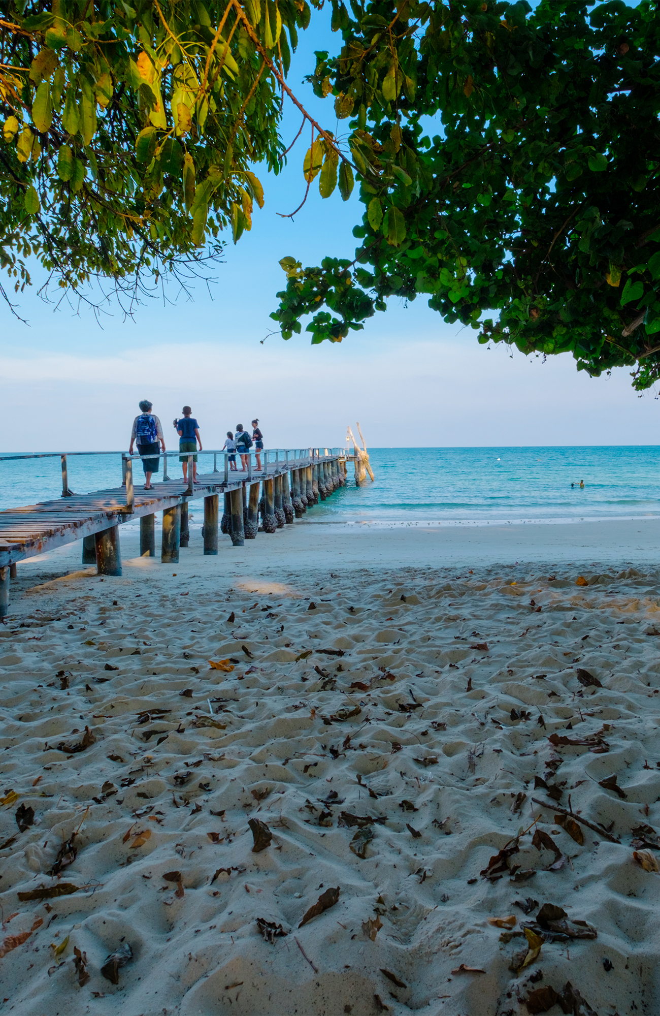 koh-samet-thailand-view-under-tree-beach-people-pier-sidebar