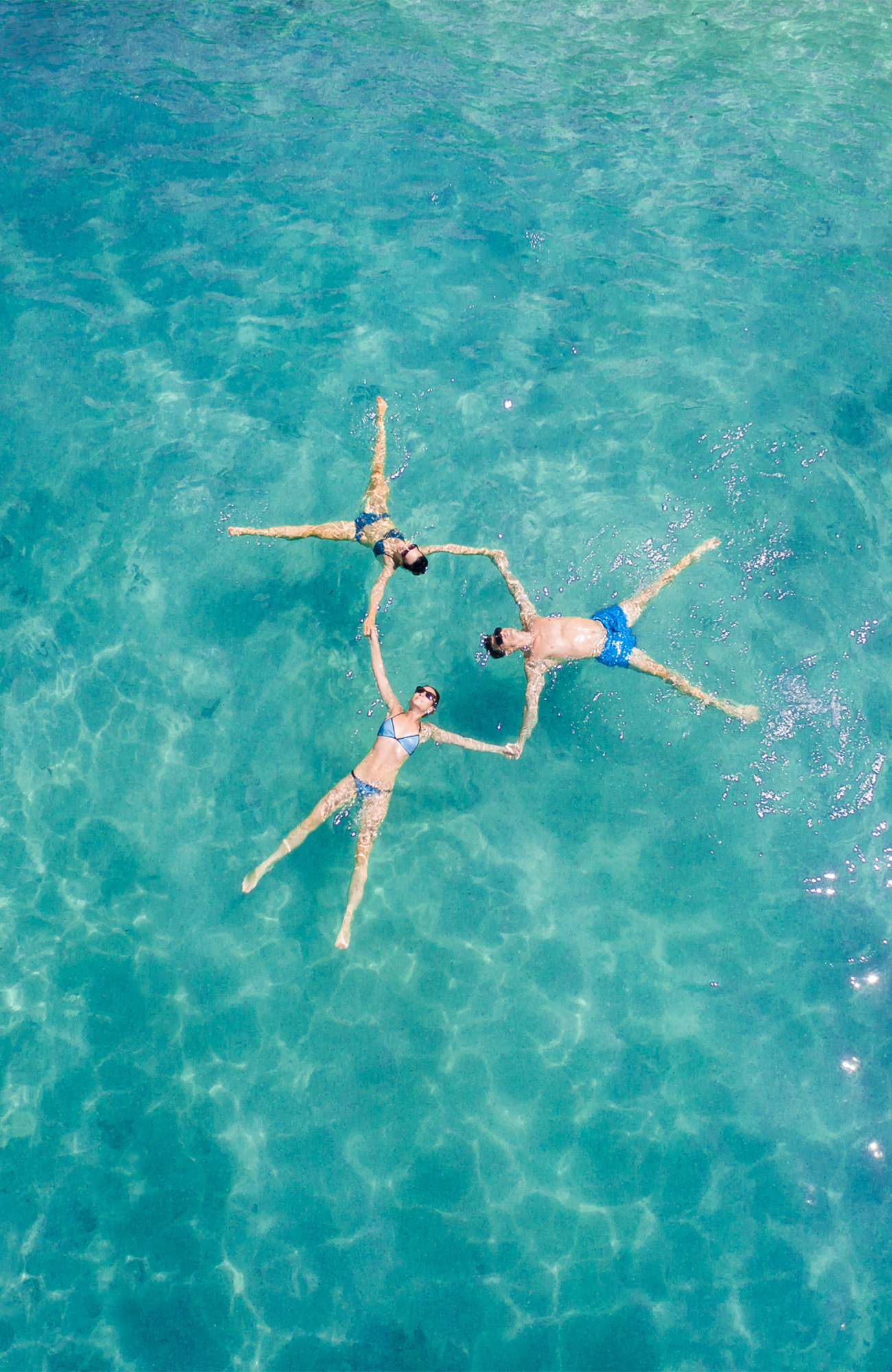 Þrír einstaklingar að synda í sjónum í Phuket