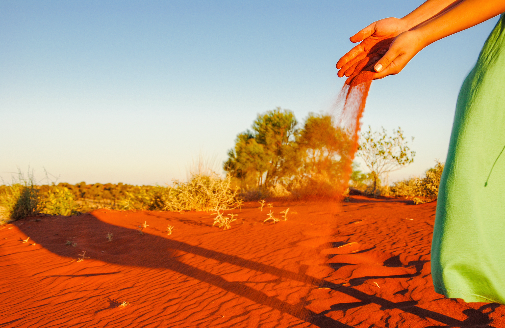 uluru-ayers-rock-australia-kata-tjuta-national-park-woman-pouring-red-sand-cover