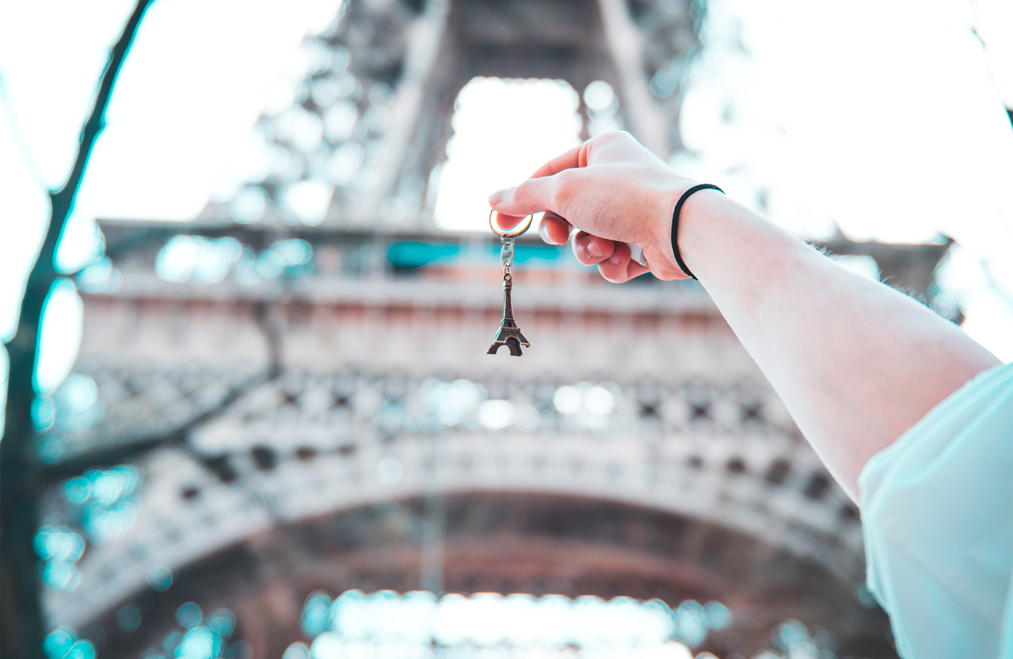 paris-france-souvenir-tour-eiffel-keychain-cover
