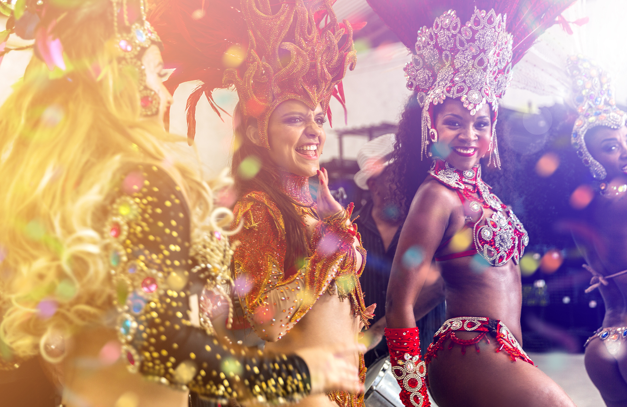 rio-de-janeiro-carneval-women-dancing