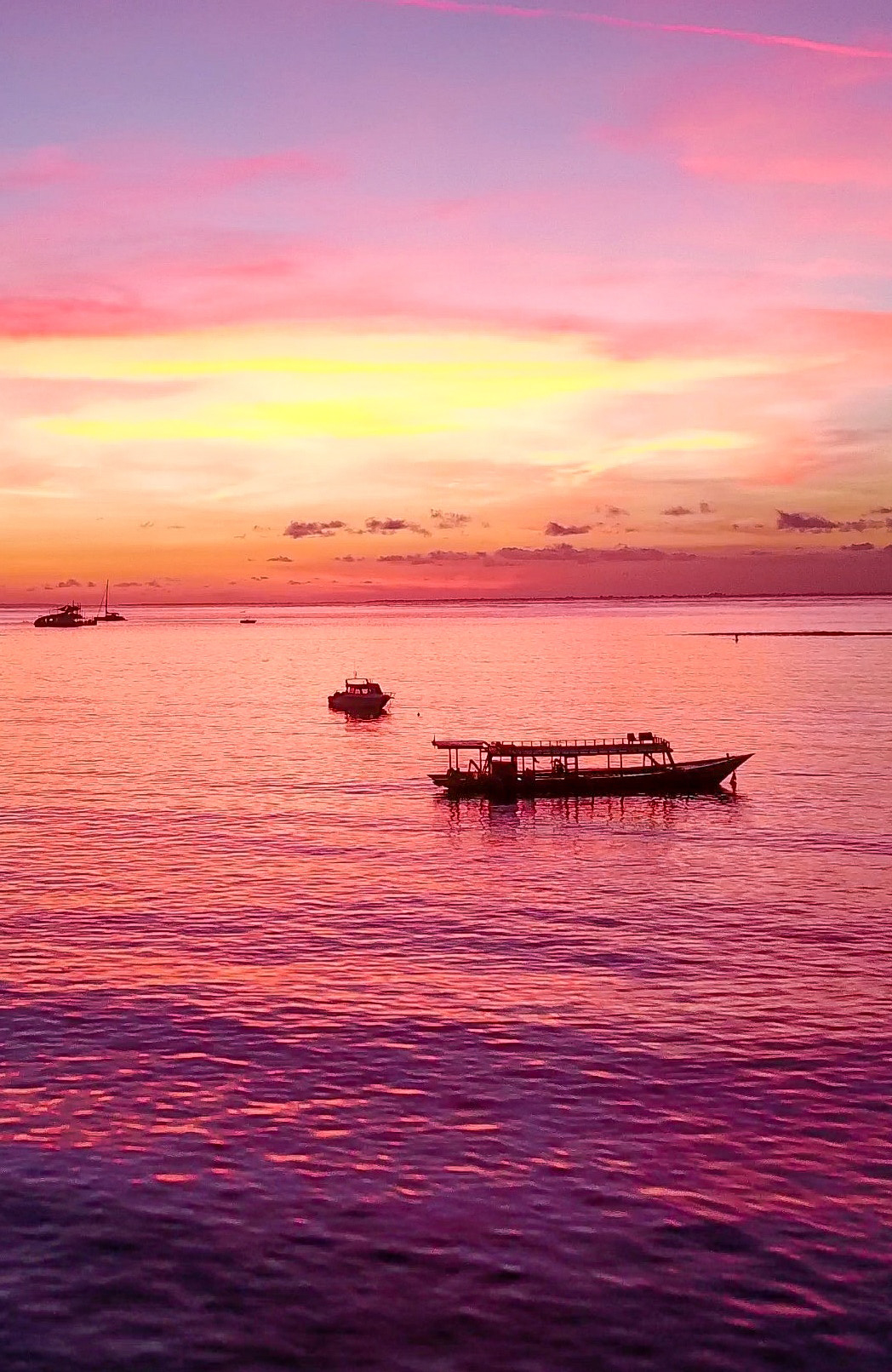 nusa-lembongan-asia-boats-on-ocean