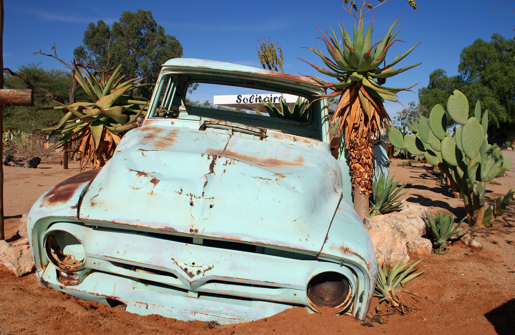 namibia-solitaire-abandoned-car-desert
