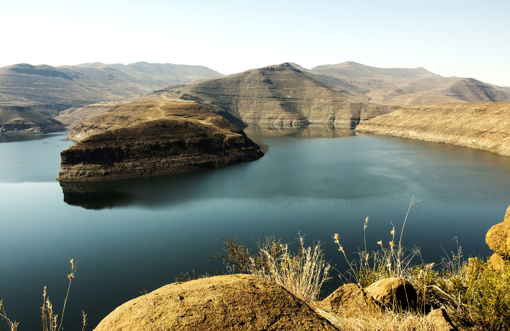 lesotho-drakensberg-lake-valley-mountains-landscape