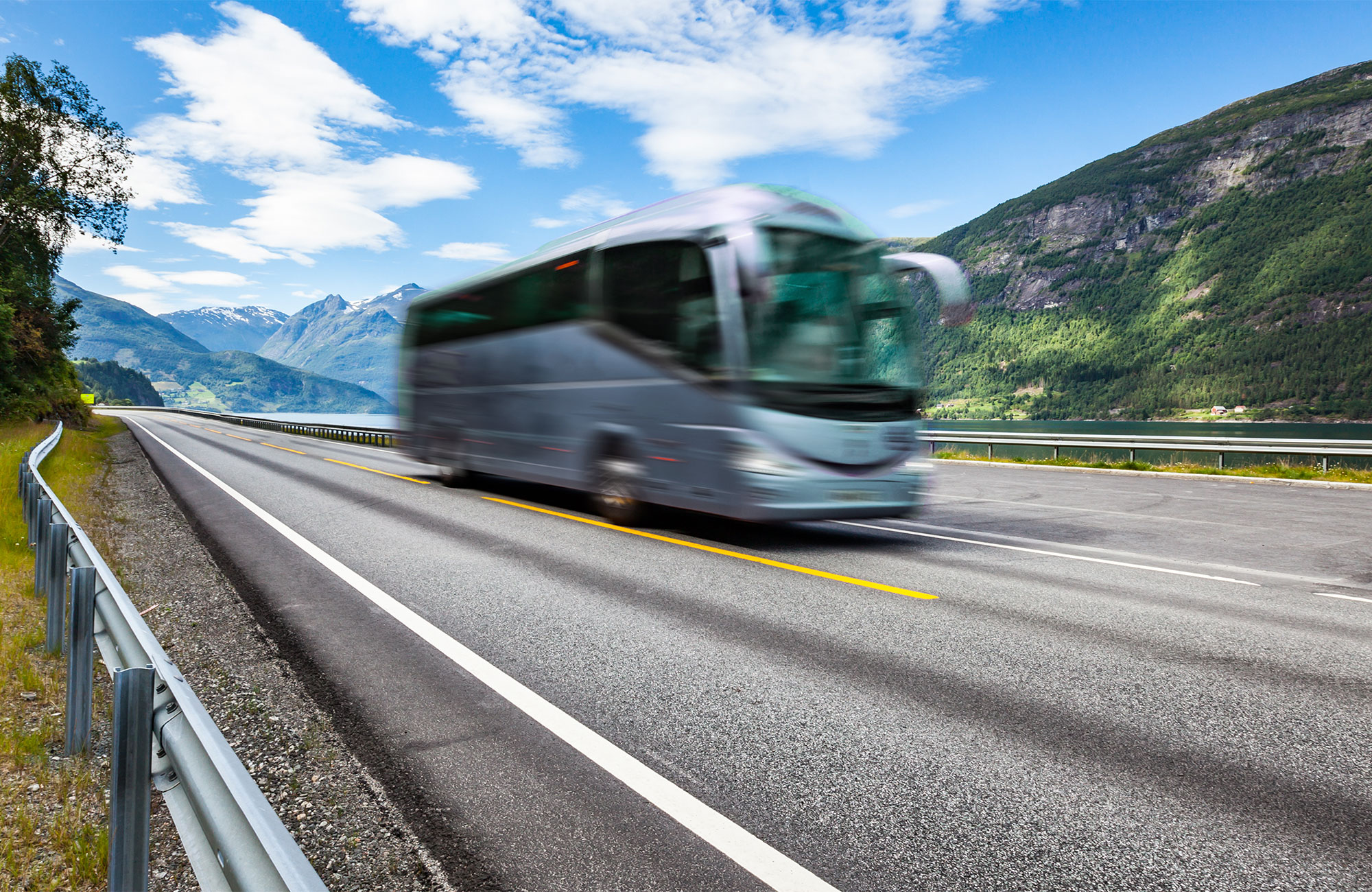 Rúta að keyra eftir vegi á Nýja-Sjálandi