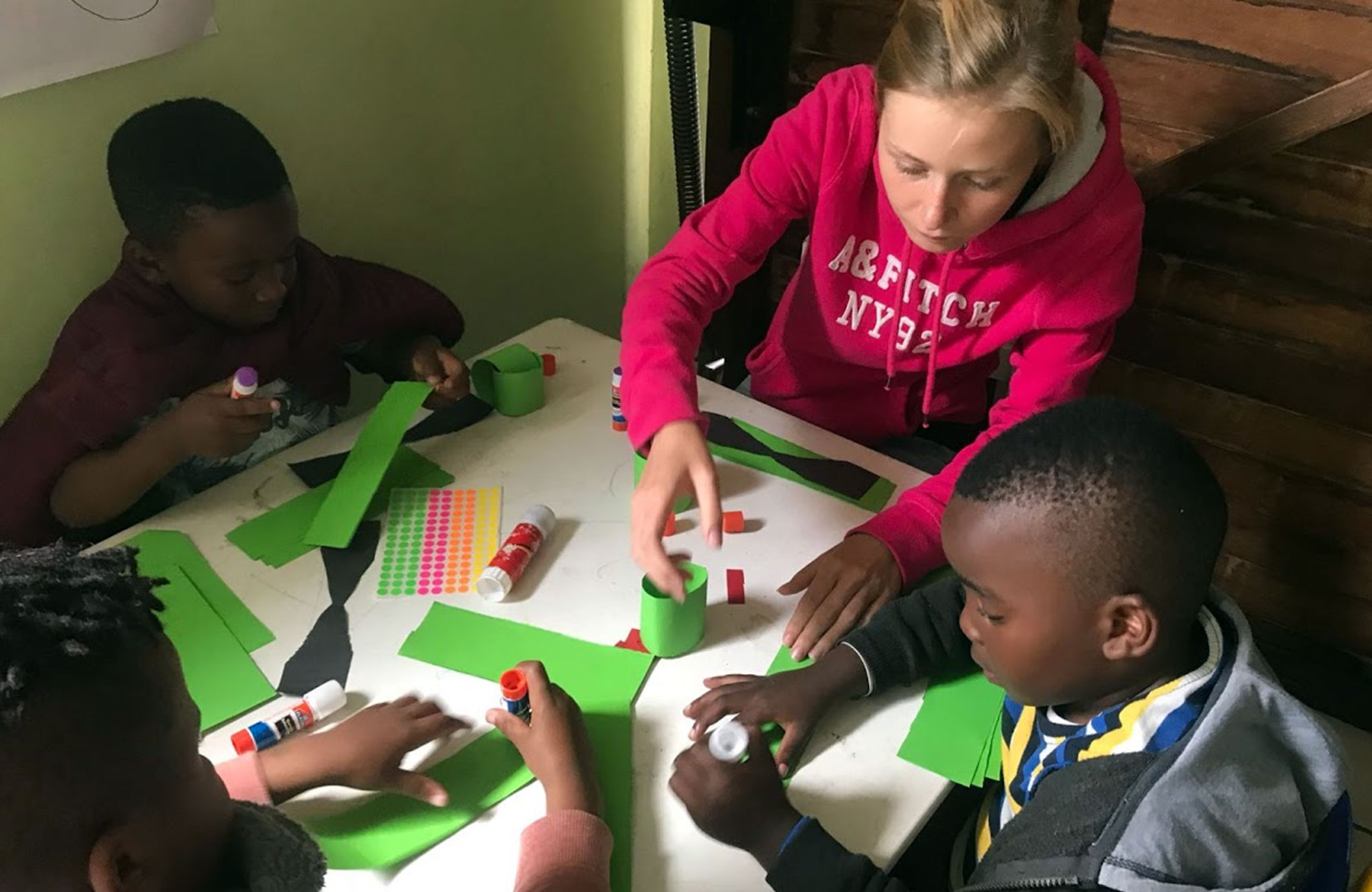 kona í sjálfboðastarfi í Höfðaborg að kenna börnum