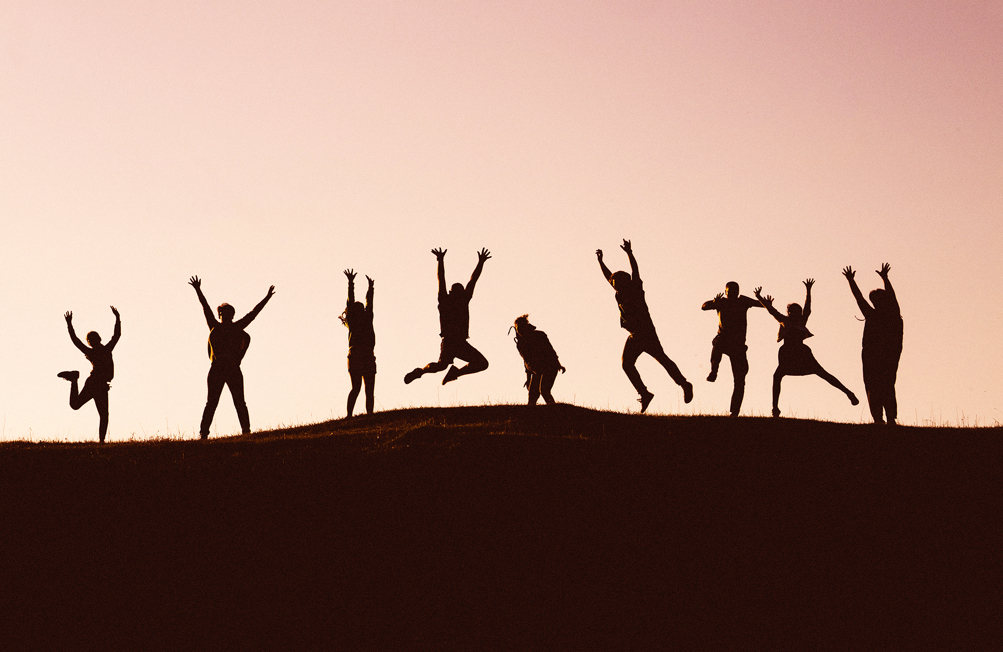 Skuggamynd af fólki í útskriftarferð