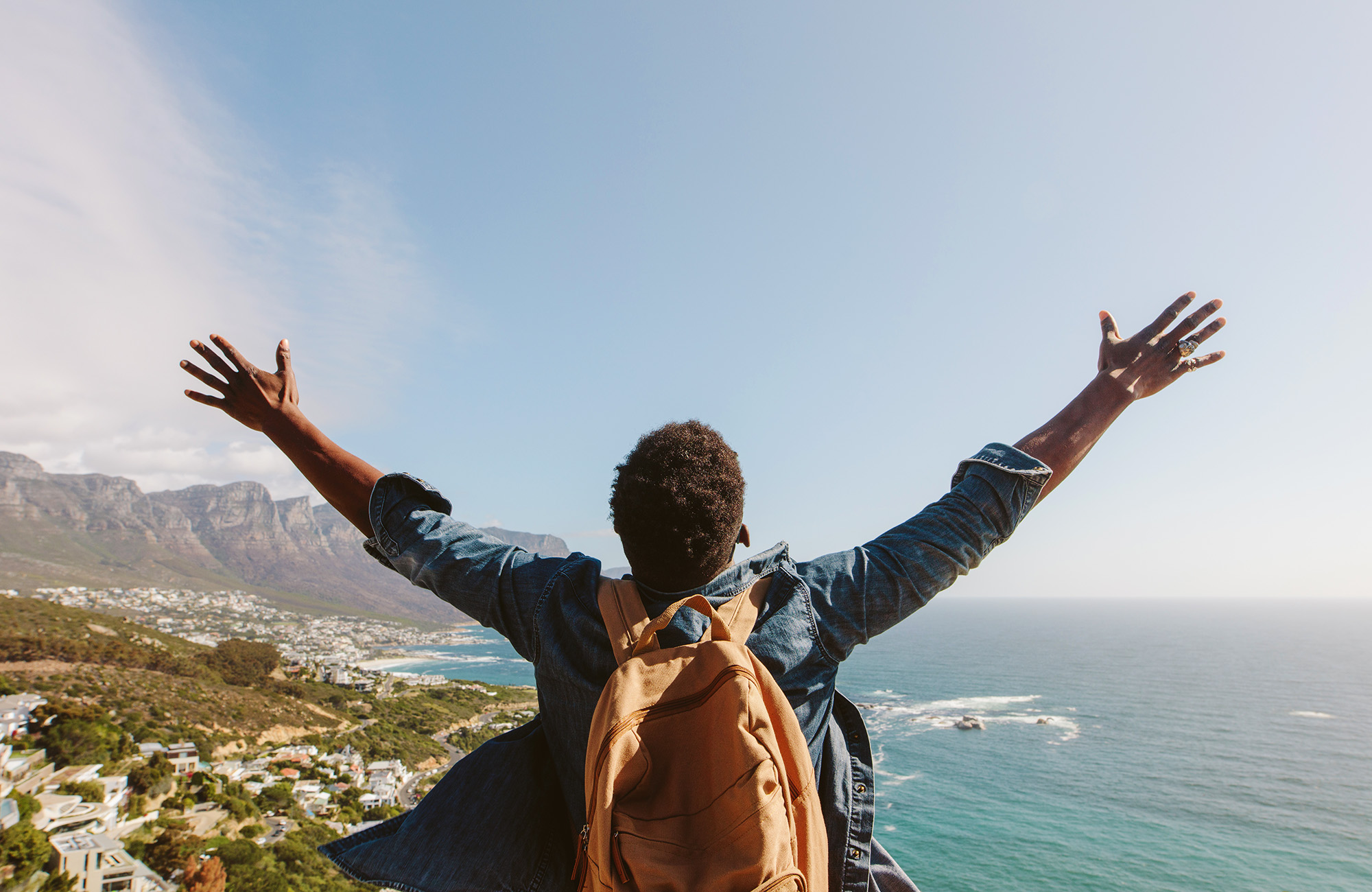 Maður með útbaðaða handleggina í Höfaborg í Suður-Afrfíku í febrúar