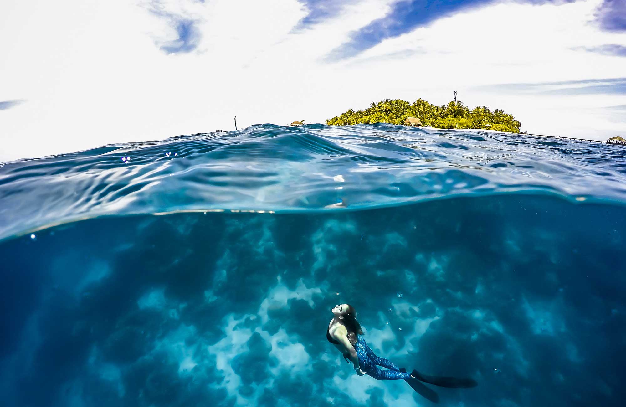 Kona að kafa í sjónum við Maldíveyjar í janúar