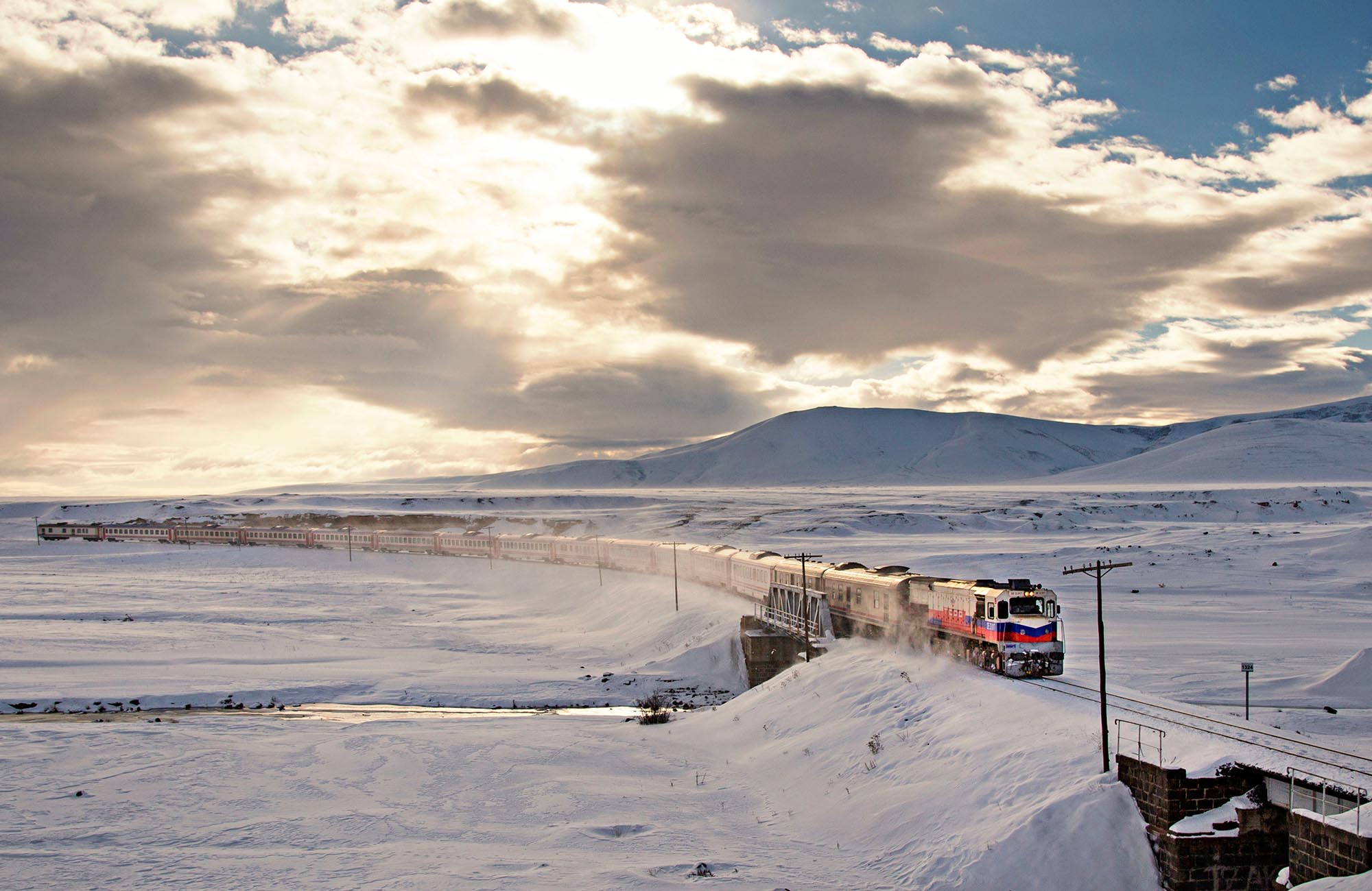 Interrail að keyra um snævifellt landslag