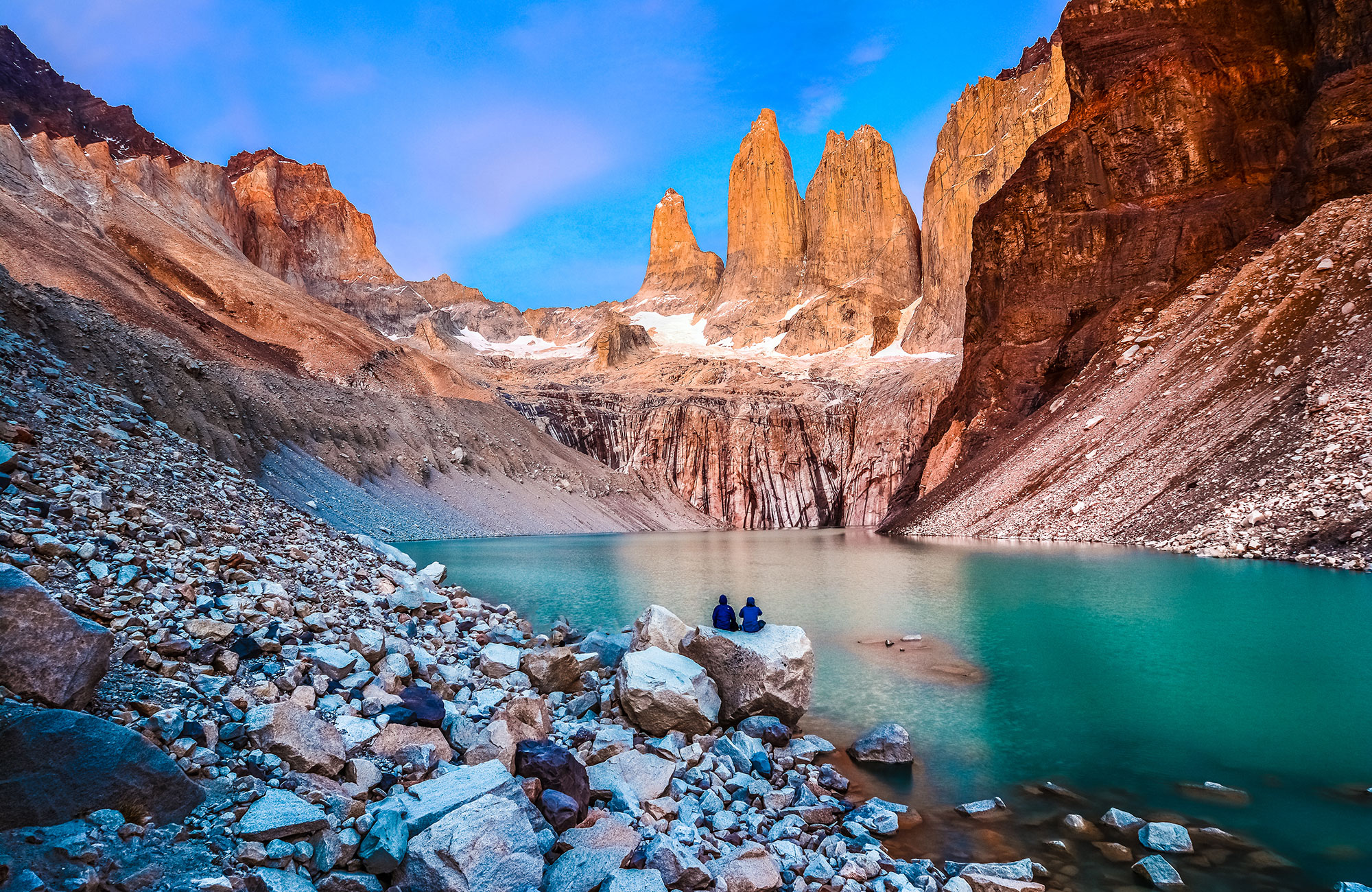 Fólk í göngu um torres del paine í Chile