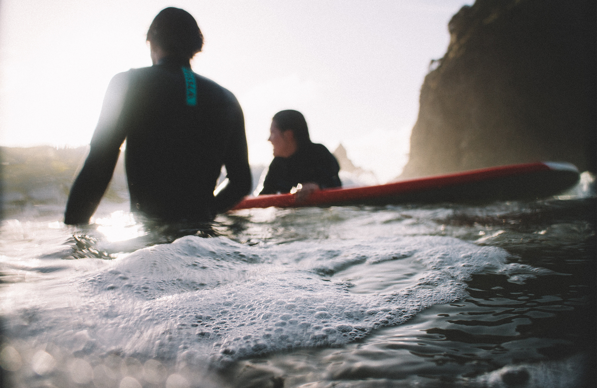 new-zealand-surfers-piha-beach-double-cover