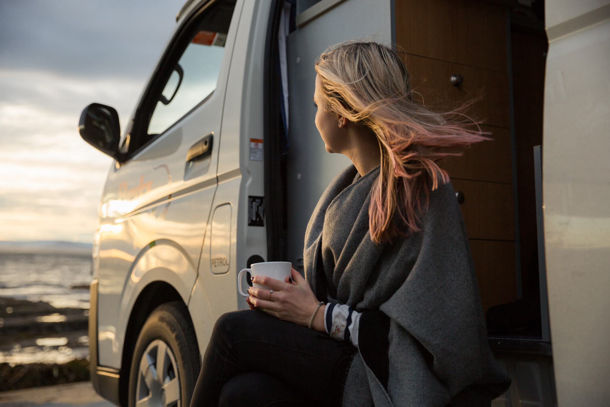 Kona sem leigði húsbíl í Ástralíu situr í dyragættinni