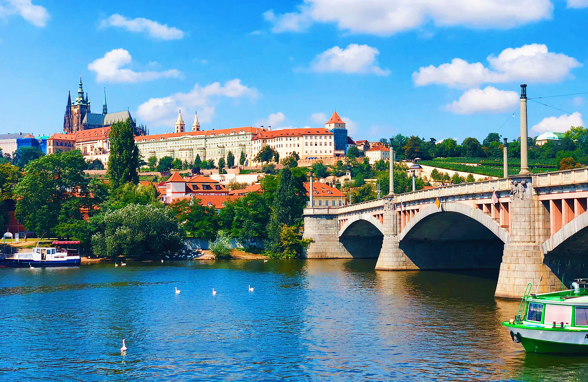 á prag á sólríkum sumardegi þar sem hægt er að fara í fræðsluferð