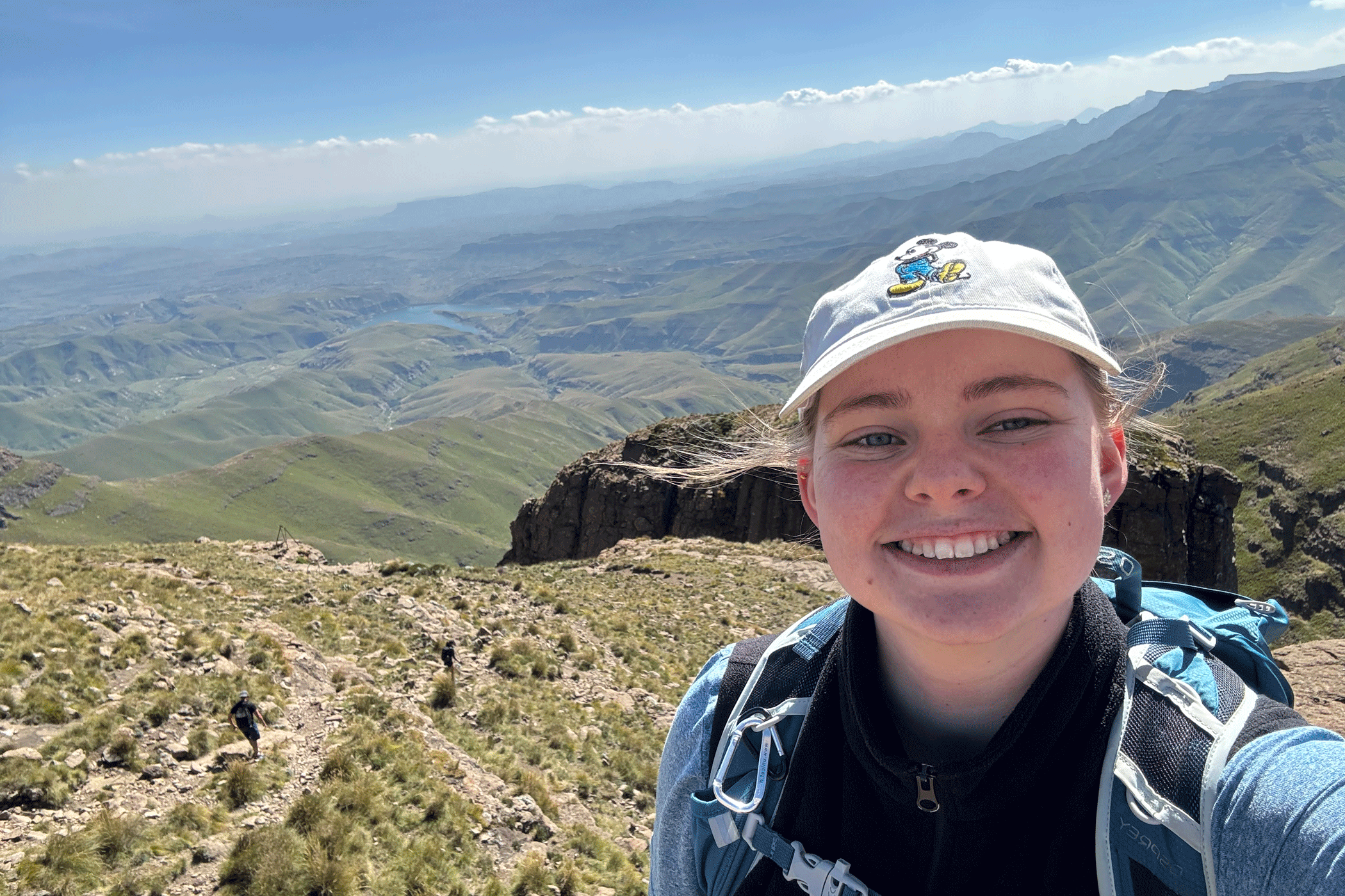 Thea með Drakensbergen í bakgrunni í Suður Afríku