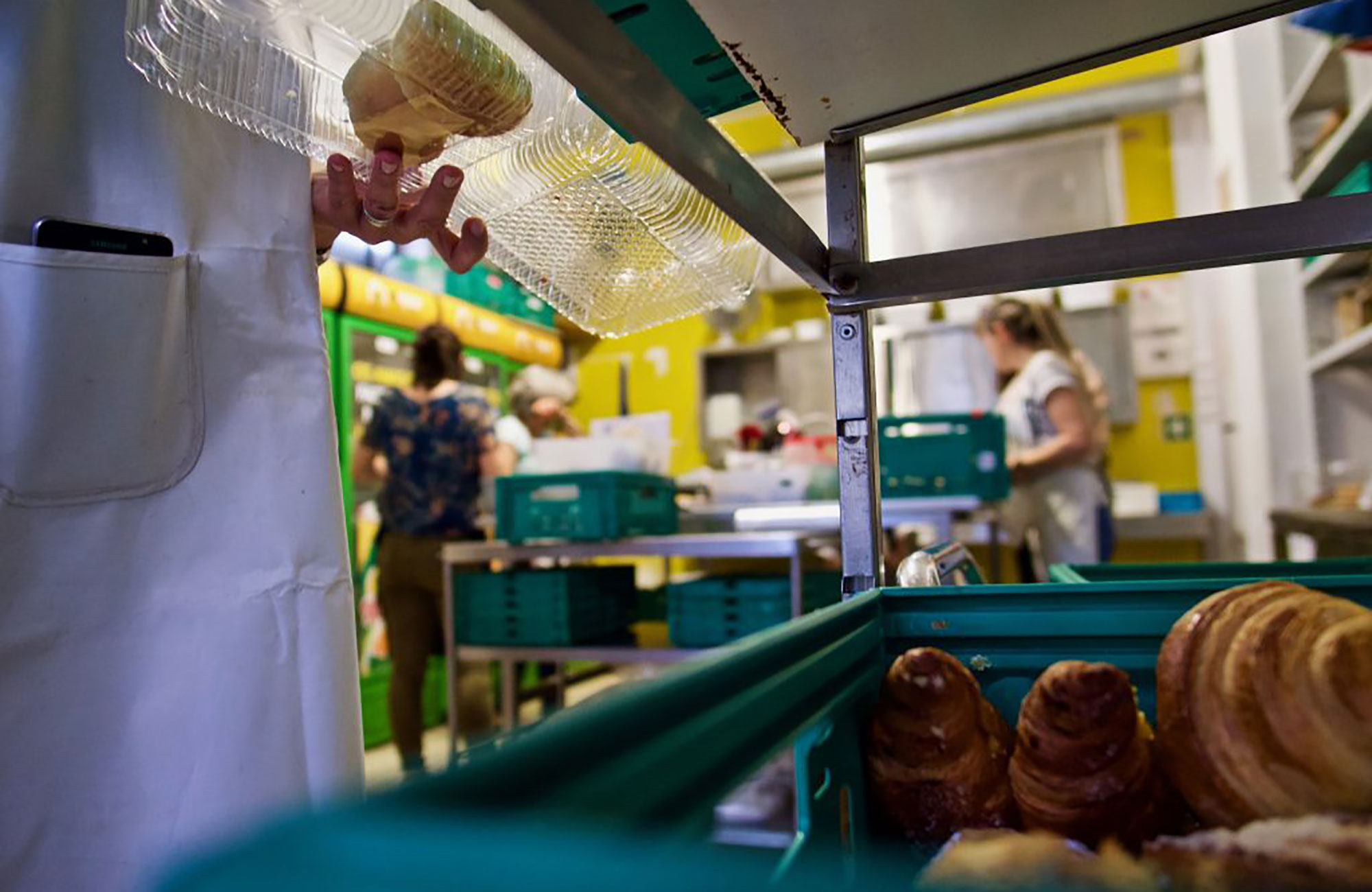 Fólk að safna mat í sjálfboðastarfi í Portúgal