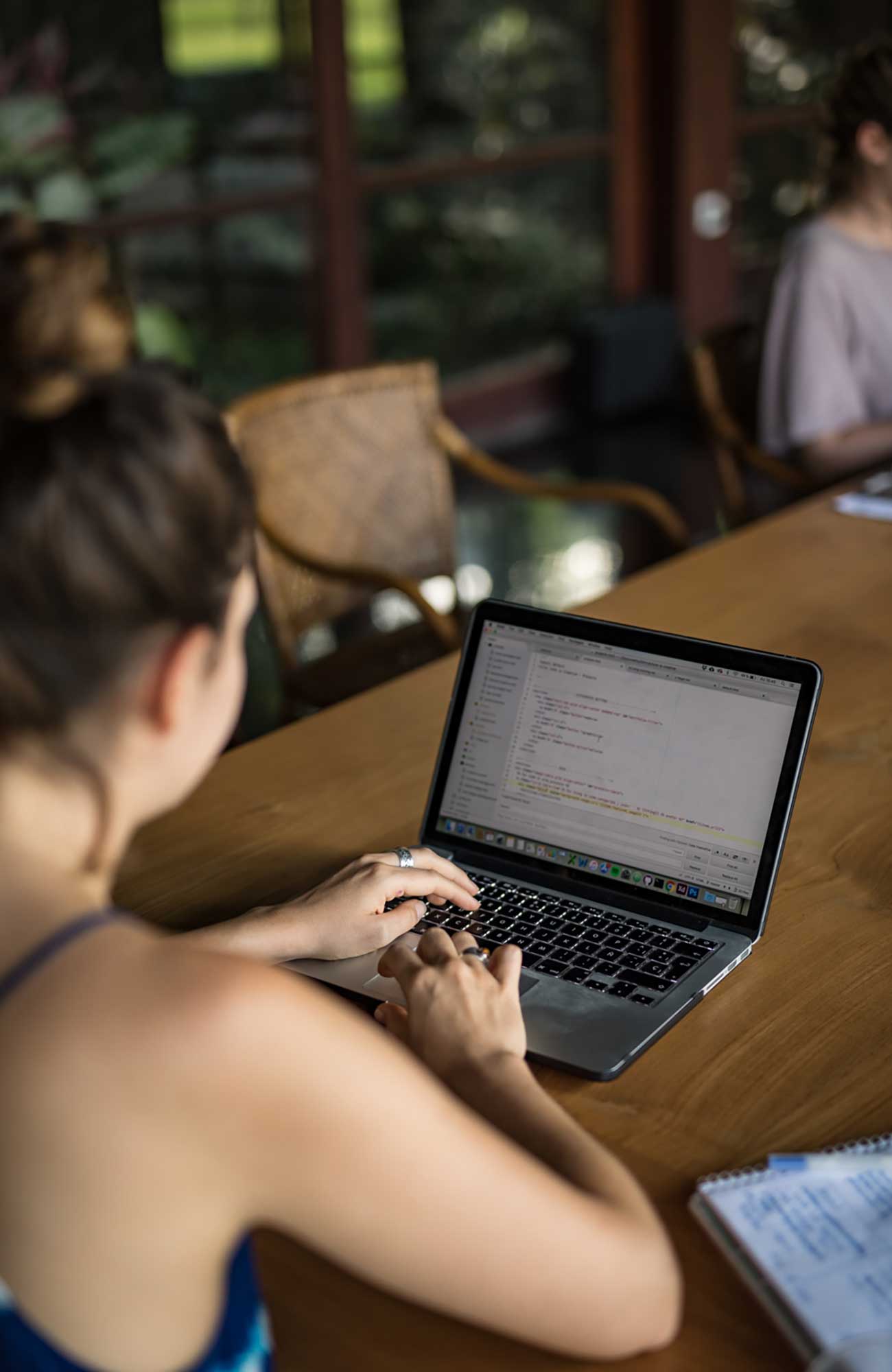 Stelpa situr við tölvu og er í endurmenntun erlendis