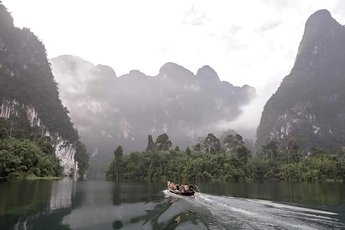 khao-sok-family_cheow-lan-lake2