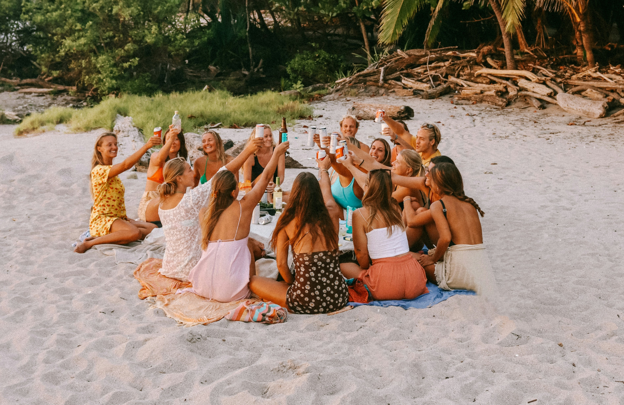 Skuggamynd af fólki í útskriftarferð